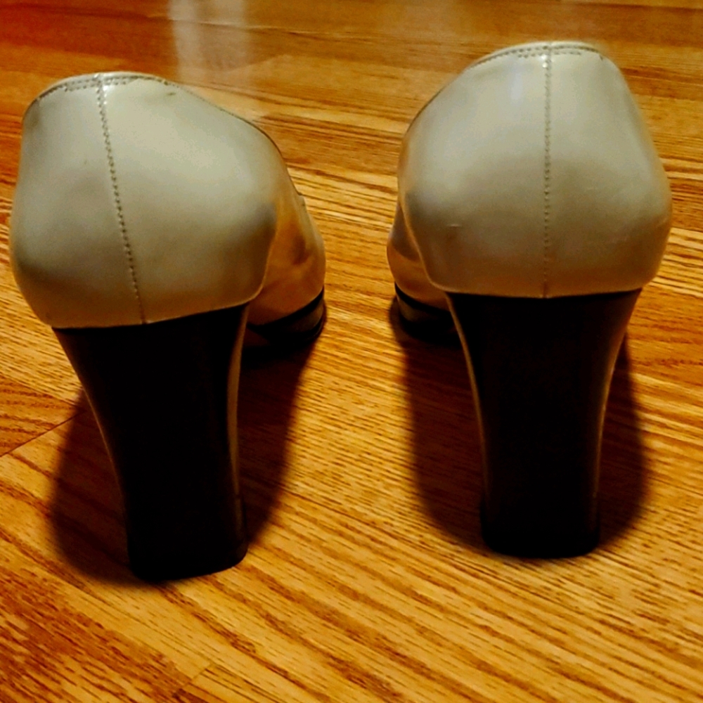 Ferragamo Black and Cream Shoes, Size 9 1/2 B - Picture 3 of 7